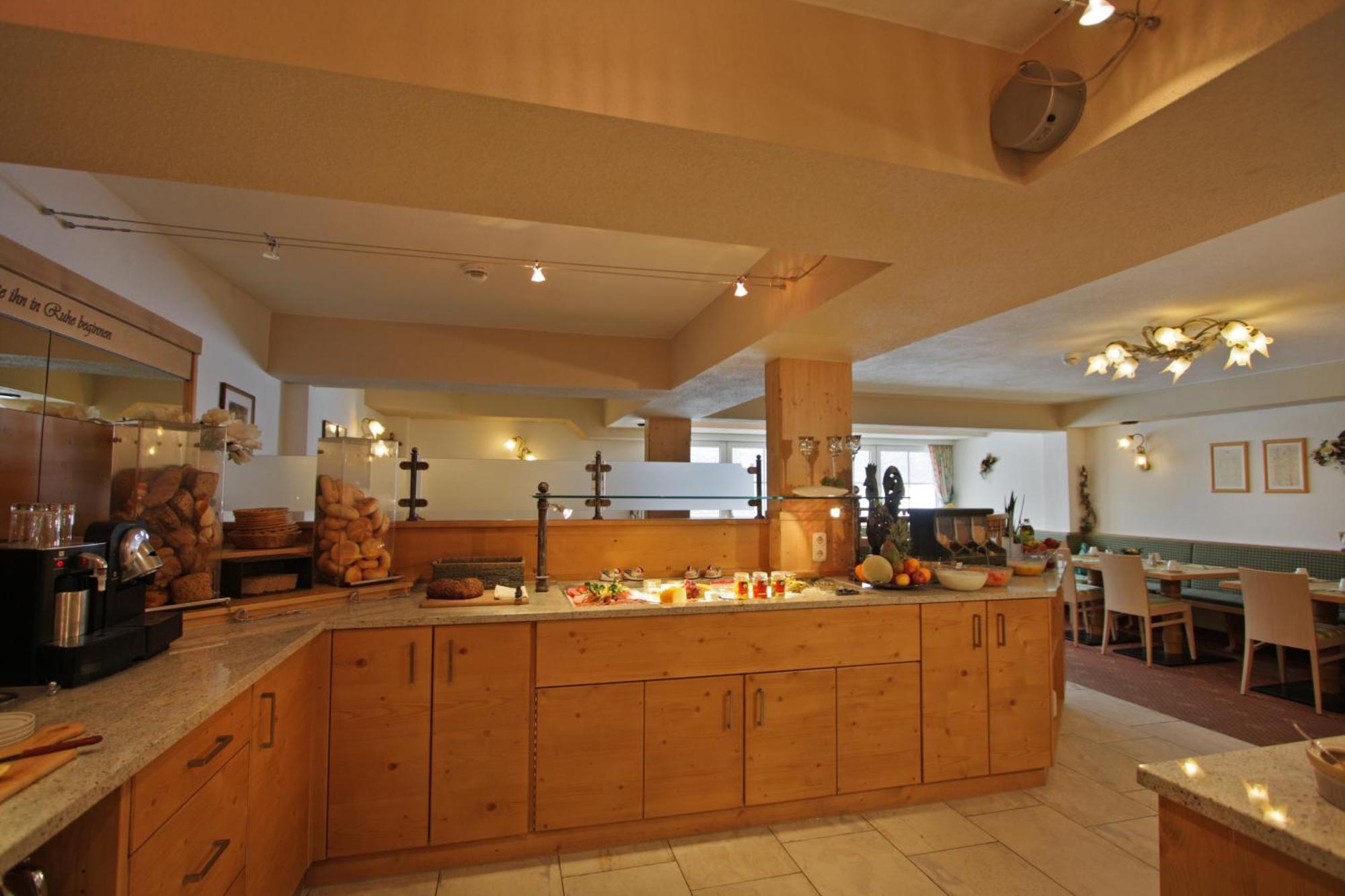 Hotel Garni - Restaurant Kaminstube Санкт Антон ам Арлберг Екстериор снимка