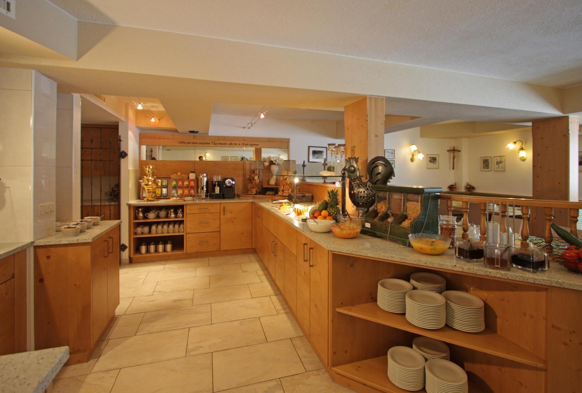 Hotel Garni - Restaurant Kaminstube Санкт Антон ам Арлберг Екстериор снимка