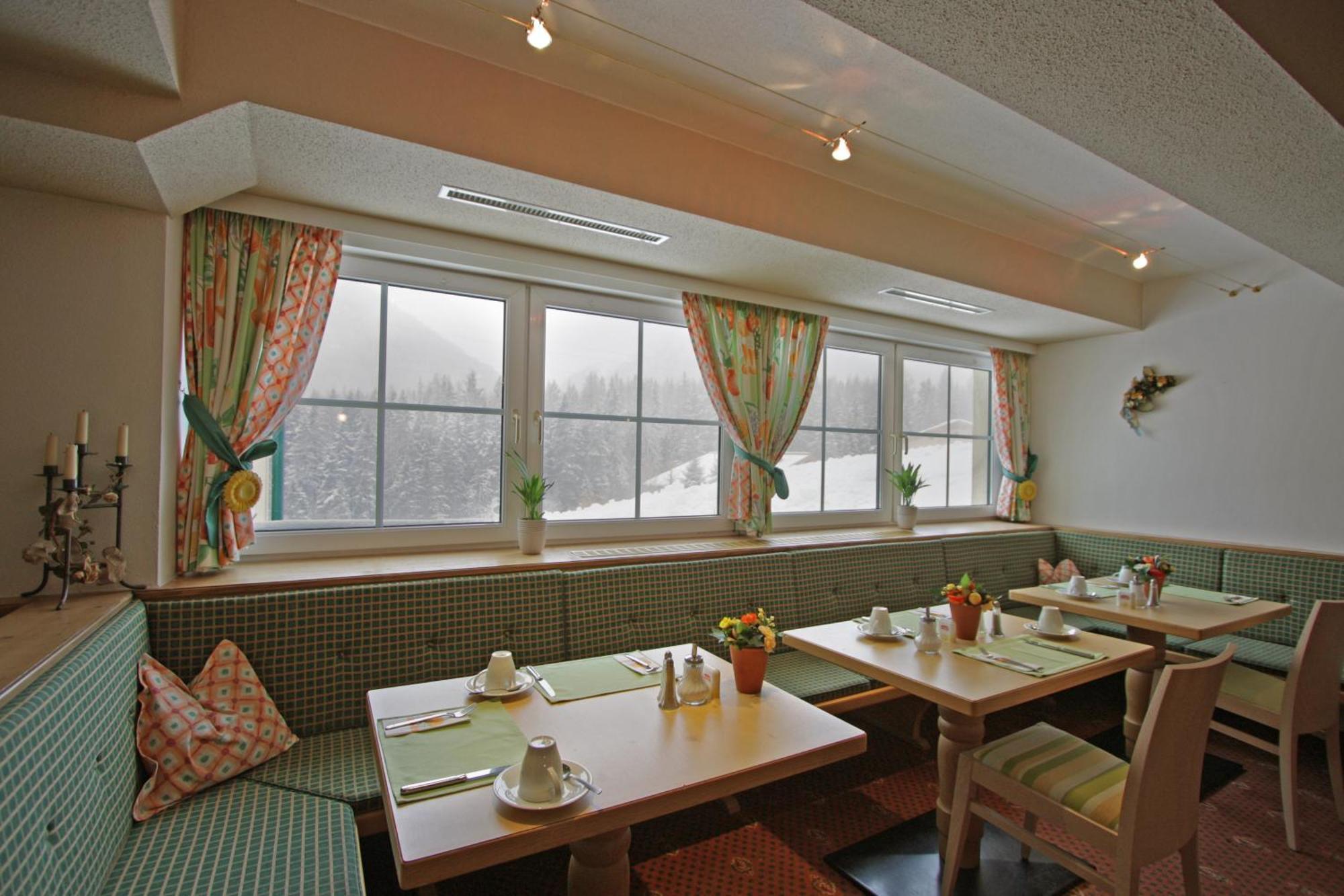 Hotel Garni - Restaurant Kaminstube Санкт Антон ам Арлберг Екстериор снимка