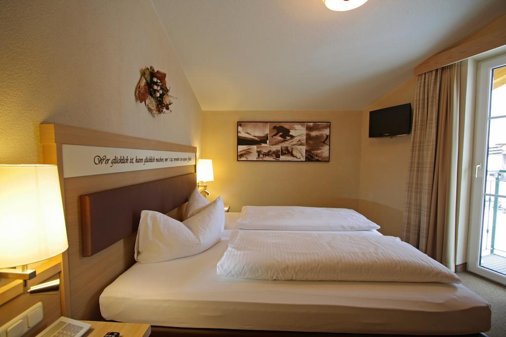 Hotel Garni - Restaurant Kaminstube Санкт Антон ам Арлберг Стая снимка