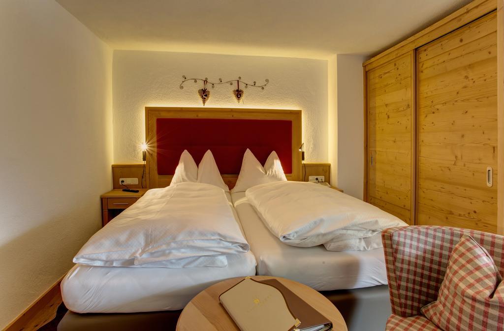 Hotel Garni - Restaurant Kaminstube Санкт Антон ам Арлберг Екстериор снимка